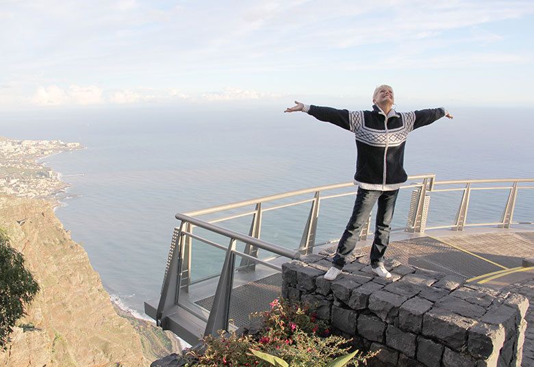 O Toc Toc desta semana é internacional e
acontece na Ilha da Madeira, em Portugal. A apresentadora foi até a casa da
Flávia, uma brasileira que mora na ilha há pouco tempo, para saber por qual
motivo ela deixou o Brasil e como está a sua vida em terras portuguesas> Acesse o R7 Play e assista na íntegra a todos os programas da Record! Clique e experimente!