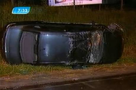 Veículo capotou e foi parar fora da pista da rodovia MG-05