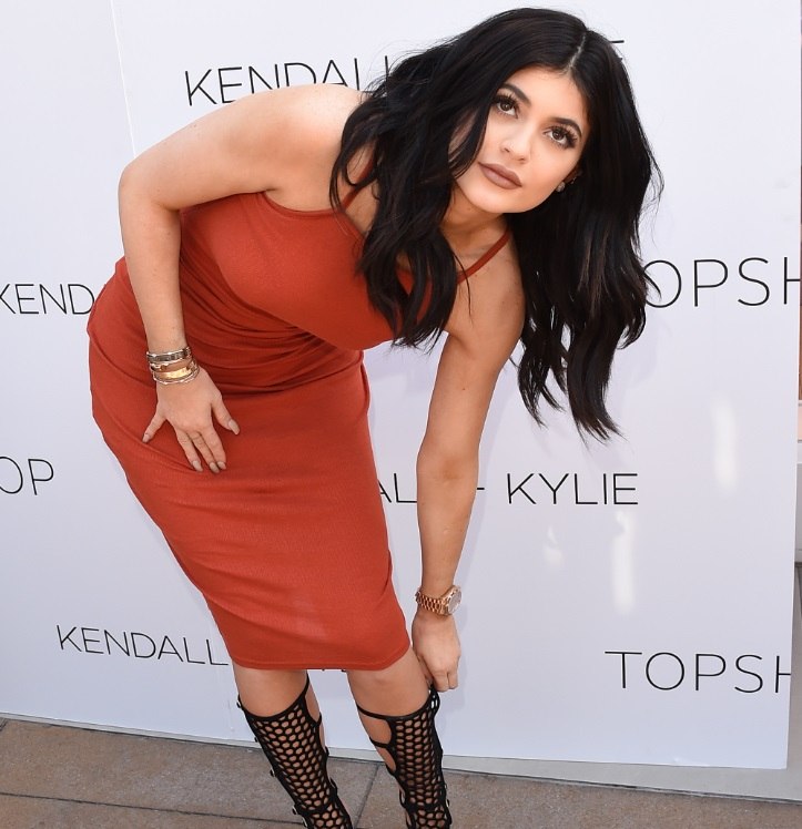 Kylie Jenner Sensualiza De Lingerie Vermelha E Mostra Boa Forma Na Web