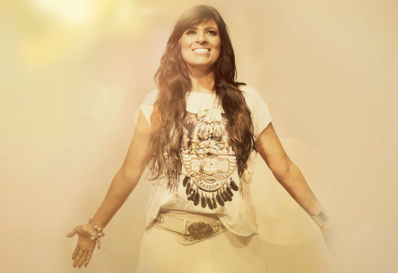 No quadro Esse Tem Potencial, a apresentadora
encontra uma manicure-cantora chamada Jéssica, que faz o maior sucesso na
internet, e a convida para ir ao programa mostrar seu talento. No palco, a
manicure revela que é fã da cantora gospel Fernanda Brum e canta uma de suas
músicas. Durante a apresentação, Fernanda Brum aparece de surpresa e surpreende
Jéssica que se emociona bastante> Acesse o R7 Play e assista na íntegra a todos os programas da Record! Clique e experimente!