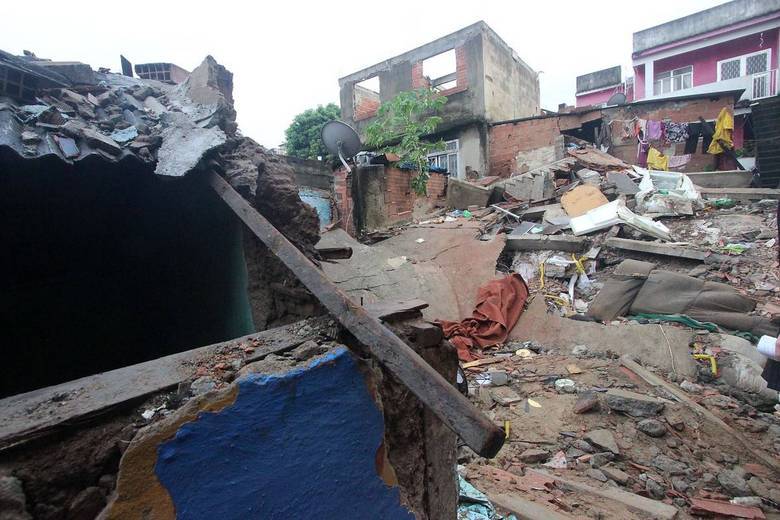 Segundo uma das vizinhas da casa que desabou, chovia muito no momento do desabamento e a estrutura da casa, que se encontrava em péssimo estado, não resistiu e veio abaixo