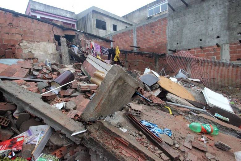 Uma casa de dois andares desabou nesta quinta-feira (21) em
Irajá, zona norte do Rio de Janeiro. 

O acidente aconteceu na rua Guirareia. Os bombeiros foram acionados para resgatar as vítimas, mas avó e neta acabaram morrendo embaixo dos escombros. Leia mais