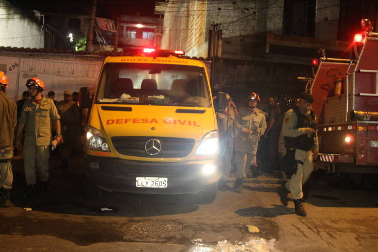 Os bombeiros conseguiram resgatar com vida Alexandre Alves, de 17 anos, Rosemeri Fernandes, de 41 anos, e Ronie Luís Ferreira Fernandes, de 25 anos