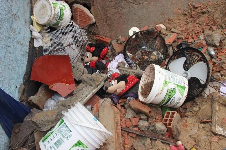 Quatro membros da família estavam dentro de casa no momento do ocorrido. Assim que tudo desmoronou, vizinhos conseguiram tirar
dos escombros a mãe, conhecida como Rose. Em seguida, com a chegada do Corpo de
Bombeiros, um dos filhos, teria sido retirado e encaminhado para o hospital.