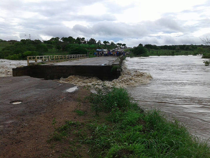 As fortes chuvas que caem nos muncicípios baianos tem causado transtornos. Em Itiúba, a cerca de 382 km de Salvador, uma ponte desabouExperimente grátis toda a programação da Record no R7 Play