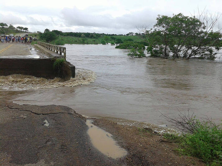 O trecho mais atingido até o momento é a BR 324 – Norte, próximo ao município de Riachão do Jacuípe, onde há interdição total da rodovia com queda de parte da ponte sobre o Rio Verde, no km 438,9, devido à enchente
