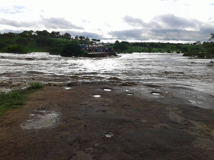 A PRF (Polícia Rodoviária Federal) informou, nesta sexta-feira (22), que devido às fortes chuvas que caem no interior do estado, os condutores precisam dirigir com muita atenção, diminuindo a velocidade e, se possível, com os faróis baixos dos veículos acesos para aumentar a visibilidade, mesmo durante o dia