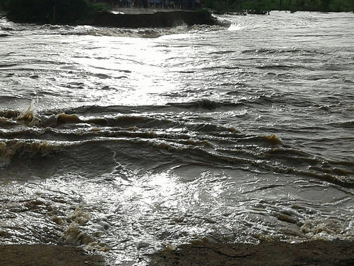A ponte desabou após o rio Itapicuru, que corta a cidade, transbordar