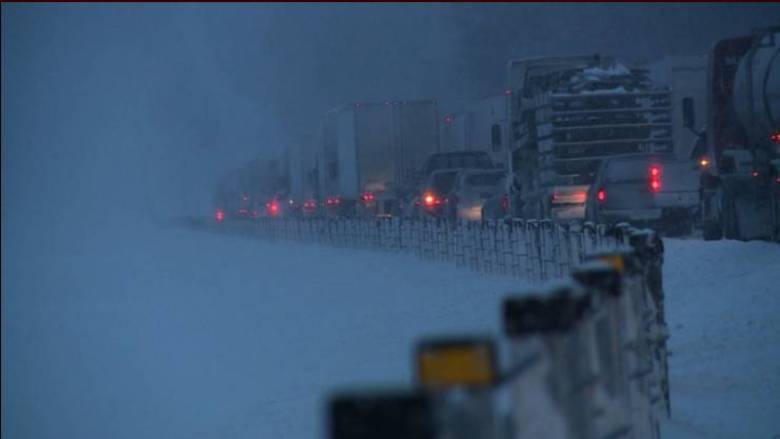 Em Kentucky, milhares de veículos ficaram presos na estrada interestadual 75 e forças de resgate estão levando água, combustível e comida para as pessoas presas em seus carros. Após o episódio, o tráfego foi bloqueado
