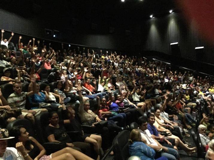 A estreia de Os Dez Mandamentos — O Filme nesta quinta-feira (28) atraiu uma multidão de fãs para os cinemas em todo o Brasil. Com diversas salas com lotação esgotada, o público fez fila, se organizou em grupos e compareceu em peso para conferir de perto a adaptação da novela da Record, exibida em 2015, para as telonas. Em Campinas (SP), o cinema ficou lotadoAcesse o R7 Play e assista à programação da Record quando quiser