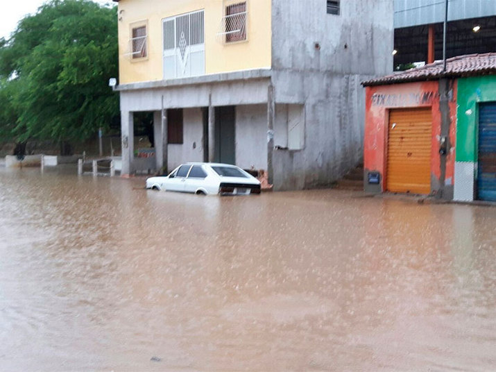 De
acordo com a assessoria de comunicação, a drenagem da cidade não suportou a
forte chuva que caiu na madrugada de quarta para quinta-feira desta semana. 