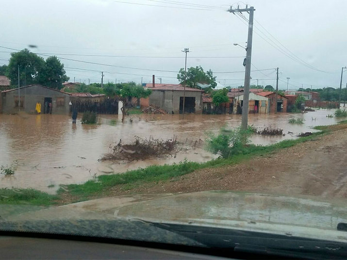 Na
quinta-feira (28), o prefeito da cidade se reuniu com o secretariado para
anunciar que o dinheiro que seria gasto na festa deverá ser revertido para
auxiliar as famílias desabrigadas e na recuperação das residências