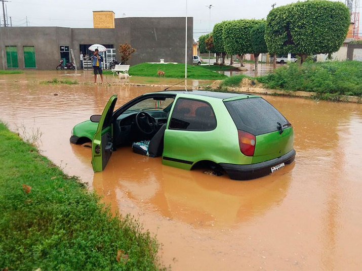 A
prefeitura de Xique-Xique, a 587 km de Salvador, decretou situação de
emergência, na quinta-feira (28). A informação foi divulgada no Diário Oficial
do Município