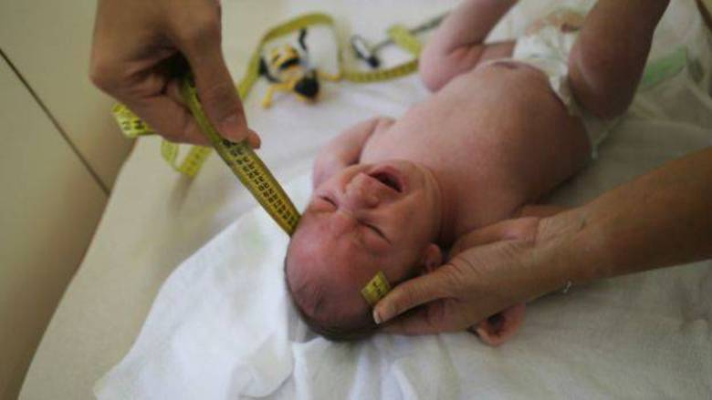 28 de novembro de 2015 - Governo confirma relação entre o zika e a microcefaliaO Ministério da Saúde confirmou a relação entre o surto de microcefalia no Nordeste e o zika vírus, após resultados de exames feitos pelo Insituto Evandro Chagas, em Belém (PA), de um bebê nascido no Ceará. Foi identificada a presença do zika no sangue e em tecidos do bebê