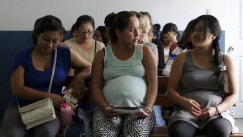 17 e 18 de novembro de 2015 – Confirmação da zika como principal hipótese pra microcefaliaA Fiocruz divulgou o resultado de exames que atestaram a presença do zika vírus no líquido amniótico de gestantes cujos bebês tinham microcefalia.Em seguida, o Ministério da Saúde informou que a epidemia de contaminação por zika vírus registrada no primeiro semestre era a 'principal hipótese' para explicar o aumento dos casos de microcefalia na região Nordeste. O ministério confirma que o surto já era tratado como epidemia