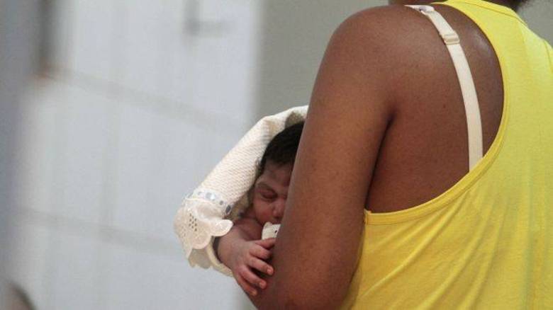 Há um ano, profissionais da saúde na Bahia reportaram casos de pacientes com manchas avermelhadas pelo corpo. Em um primeiro momento, a suspeita era de um novo tipo de dengue. Mais tarde, o diagnóstico foi confirmado foi outro: contaminação por um vírus sobre o qual pouco se sabia, o zika.Passado um ano dessas primeiras notificações, a doença passou a ser identificada em cada vez mais municípios e, meses depois, foi descoberta a relação entre o vírus e um aumento nos casos de microcefalia entre bebês.Nesta segunda-feira, a Organização Mundial da Saúde (OMS) declarou que considera o avanço da microcefalia ligada ao zika vírus nas Américas uma emergência internacional. Veja como foi a evolução do zika e da microcefalia em 13 momentos cruciais: