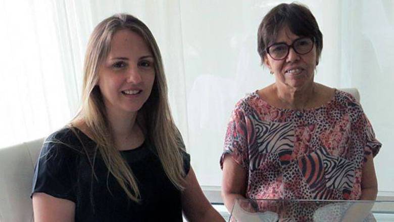 Setembro de 2015 – ‘Paciente-zero’: gêmeo com irmão saudávelApós identificar um aumento do número de casos de má-formação entre bebês, a neuropediatra pernambucana Vanessa van der Linden Mota alertou outros colegas e, em setembro, levou o caso ao secretário de saúde do Estado. Foi então criada uma equipe para entender o que estava acontecendo. O primeiro caso que despertou a atenção da dra. Vanessa foi o de dois gêmeos, em que um dos bebês nasceu normal e o outro, com microcefalia. Ele é o considerado o “paciente zero” da epidemia