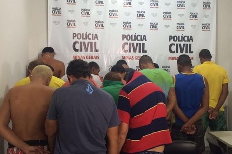 Suspeitos foram levados para a delegacia nesta terça-feira (2)