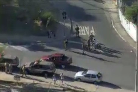 Militares tentam desarticular grupos rivais que brigam na região