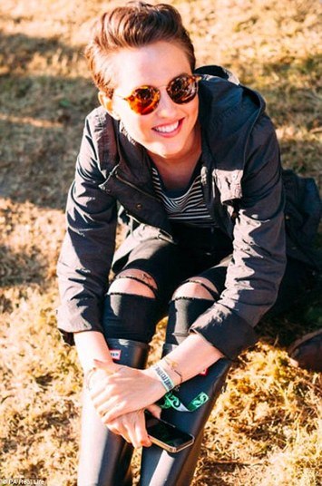 Ashton diz ter recebido pouco apoio de pessoas da sua idade durante o tratamento — o que fez com que ela decidisse mudar seu estilo de vida.— Não fico contente porque tive câncer, mas em alguns aspectos ele melhorou a minha vida. Eu fui forçada a começar uma nova vida, melhor e mais gratificante. Creio que o meu diagnóstico foi um chamado para a mudança(Com informações do Daily Mail)