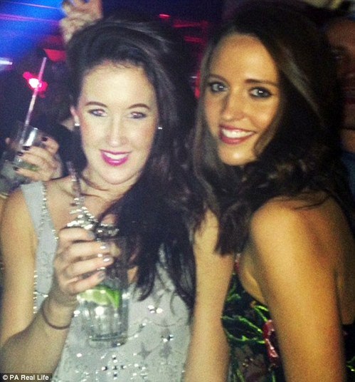 Ashton conta que finalmente descartou a hipótese de que seu mal estar era apenas cansaço depois de dormir repentinamente durante uma reunião em seu trabalho