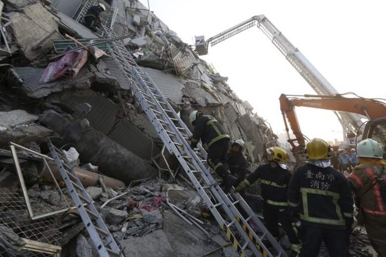 Enquanto as equipes de resgate procuravam sobreviventes, questões foram levantadas sobre a construção do Edifício Wei-guan Golden Dragon, no sul da cidade de Tainan, uma vez que os pisos desabaram sobre os outros quando um tremor de magnitude 6,4 atingiu a região em torno de 4h, no início do feriado do Ano Novo Lunar