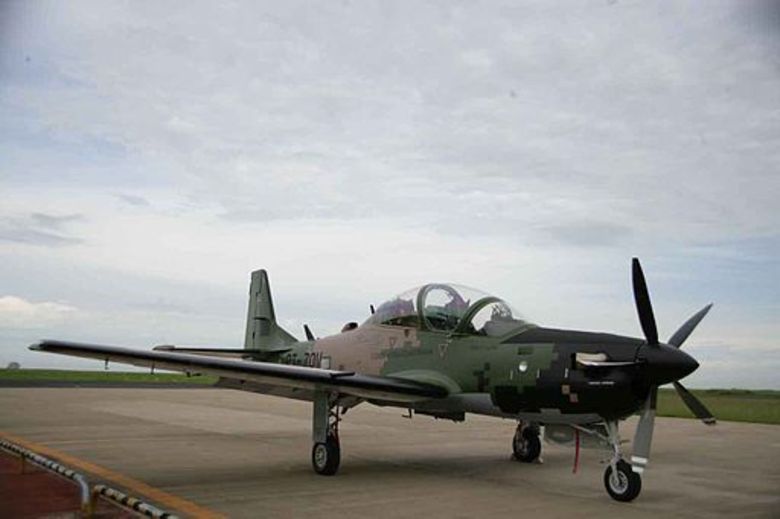 Um avião militar caiu sobre uma casa durante um teste de voo na Indonésia nesta quarta-feira (10). O piloto e duas pessoas que estavam na casa morreram. O avião, um caça Super Tucano de fabricação brasileira, caiu pouco depois de ter levantado voo de uma base militar no leste da Ilha de Java, informou o comandante da base, Djoko Senoputro