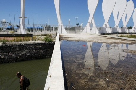 Locais de criadouro de mosquitos, dentro e fora do terreno onde aconteceu o Rock in Rio, na Barra da Tijuca, zona oeste