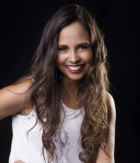 Quando seu filho completou sete anos de idade, Claudia já estava com 38 anos. Foi aí que ela voltou a apresentar sintomas que apontavam para uma nova rejeição do rim transplantado. — Eu já estava meio
preparada. A vida faz você ficar mais pronta para as adversidades, e eu fui
para um 3º transplante. Dessa vez, no entanto, não haviam mais familiares compatíveis com ela. Claudia entrou na fila da doação de órgãos, e se surpreendeu ao saber que uma amiga de longa data de sua mãe havia se comovido com sua história e queria ajudá-la.— Doação de órgãos é uma coisa séria, tem que estar preparado. Você está doando a vida para o
outro
