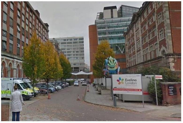 A família da criança percebeu que algo estava errado quando a criança desenvolveu uma ferida na testa no início do mês. Seus pais a levaram ao hospital, onde o estado de saúde da menina piorou. Segundo a mãe de Faye, Jenny, o coração da pequena chegou a parar quando ela estava sendo transferida de hospital em uma ambulância