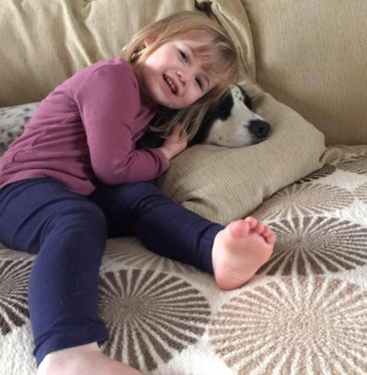 Os pais da pequena Faye Burnett pedem que a vacina contra a meningite B seja aplicada a todas as crianças da Inglaterra — e não apenas aos bebês — para evitar que os meninos e meninas sejam abatidos pela forma mais mortal de manifestação da doença