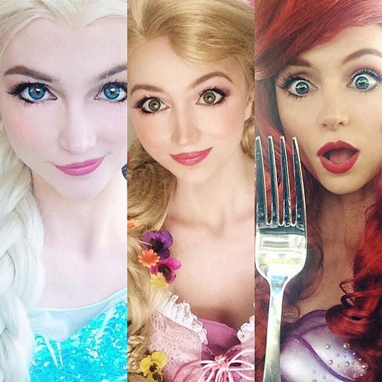 Sarah Ingle é uma jovem americana de 25 anos que já investiu US$ 14 mil, o equivalente a R$ 54 mil, para se tornar parecida com as princesas da Disney. Mas calma! Ela não fez nenhuma cirurgia plástica. O valor foi gasto com maquiagens, fantasias e acessóriosAcesse o R7 Play e assista à programação da Record quando quiser