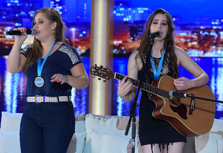 O programa também promete mais emoção. Samara e Vanessa são irmãs e cantoras e vão chegar de surpresa ao palco e cantar para todo o Brasil• Acesse o R7 Play e assista na íntegra a todos os programas da Record! Clique e experimente!