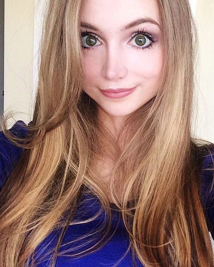 Essa é Sarah sem estar caracterizada. Os olhos grandes já facilitam bastante o trabalho
