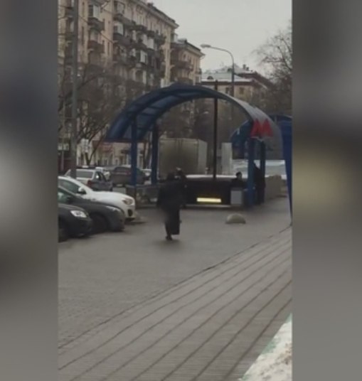 O incidente ocorreu em frente à estação de metro Oktiabrskoie Pole, localizada na região noroeste da capital russa