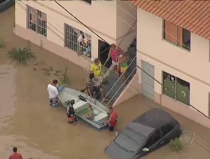 Moradores foram resgatados com barcos na porta de casa. Com água na altura do peito, moradores relataram terem perdido tudo