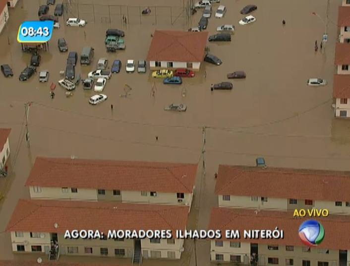 Nesta manhã, não havia registros de chuva na região, mas
ainda havia grandes regiões alagadas, segundo o Corpo de Bombeiros. A prefeitura também anunciou que vai abrir licitação para kit com geladeira, fogão, cama, colchão e sofá para as famílias que perderam seus pertences. Outra ação anunciada é a distribuição de cestas básicas para as famílias desabrigadas que estão sendo alojadas pela prefeitura em pousadas ou igrejas
