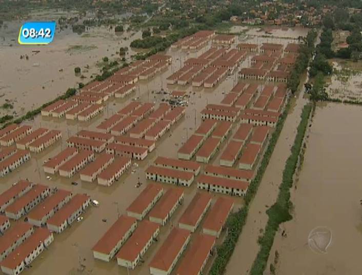 O prefeito Washington Quaquá anunciou nesta terça medidas de atendimento às famílias atingidas pelas fortes chuvas de ontem. Entre elas, está a desapropriação de terreno atrás do residencial Carlos Marighella para criar lagoas de drenagem e transformá-lo num parque público e num campo escolar