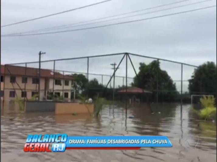 A água encobriu essa quadra poliesportiva, onde só se vê as grades