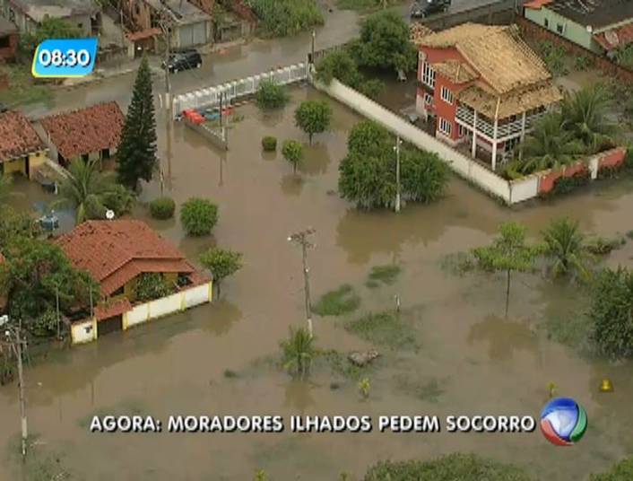 Na região de Inoã, moradores disseram ter perdido móveis e
eletrodomésticos, já que a água chegou à altura das janelas de algumas
residências