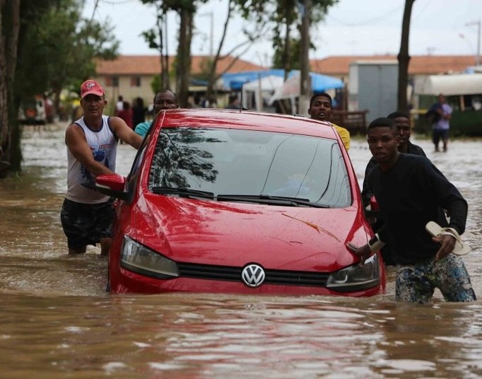 ... e carros em Maricá. Cidades como Saquarema (300 famílias), Araruama (200), Itaboraí (sete) e Tanguá (21) também registravam nesta terça-feira desabrigados. A Defesa Civil de Maricá informou no começo da noite que 360 pessoas foram expulsas de suas casas pelo temporal