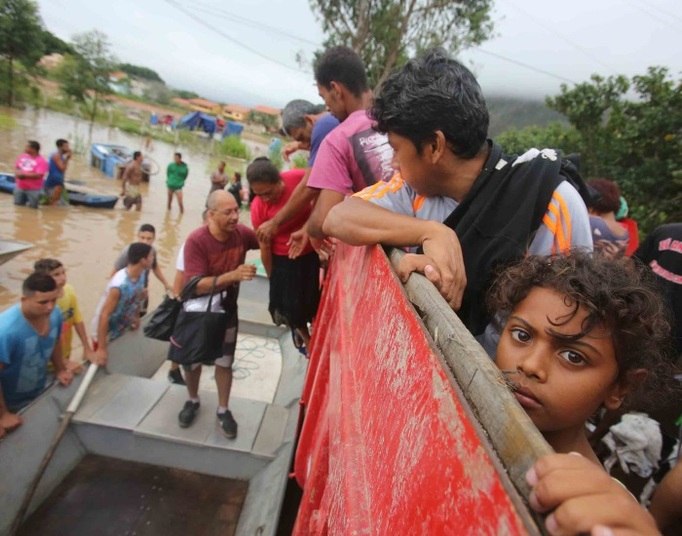 A chuva que atingiu o Estado do Rio de Janeiro na segunda-feira (29) ainda provoca alagamentos em algumas regiões, na manhã desta terça-feira (1º). É o caso de Itaipuaçu, em Maricá, região metropolitana, onde casas foram invadidas pela água e ruas ficaram submersas. Assista à reportagem. Ao menos cinco pessoas morreram em decorrência das chuvas nos municípios de Araruama (três), Saquarema e Silva Jardim. Leia mais