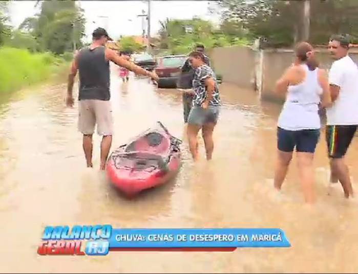 Botes também foram usados para resgatar desabrigados