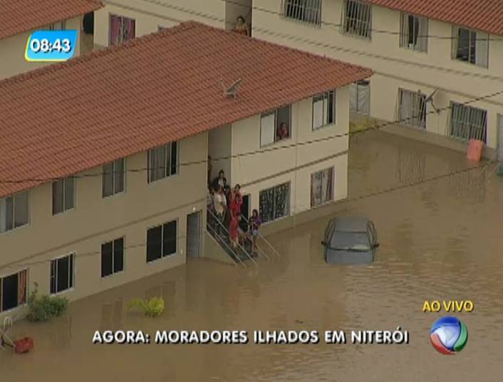 Os moradores da região dizem que obras de um conjunto residencial
estreitaram o córrego e, por isso, a drenagem da água ficou mais complicada