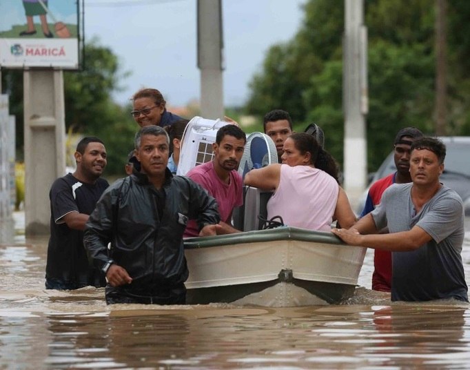 Na tarde desta segunda-feira, como a água ainda não havia baixado, moradores de Maricá eram resgatados de barco