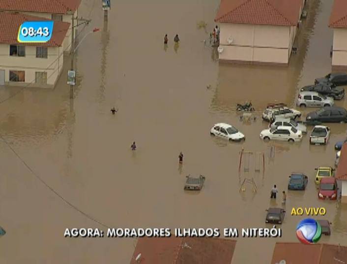 Carros ficaram ilhados em meio ao alagamento