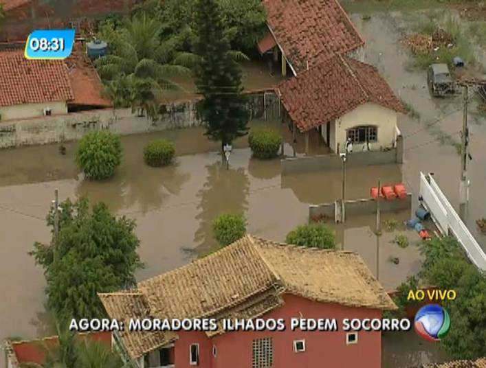 Ruas inteiras ficaram alagadas e casas foram invadidas pela água