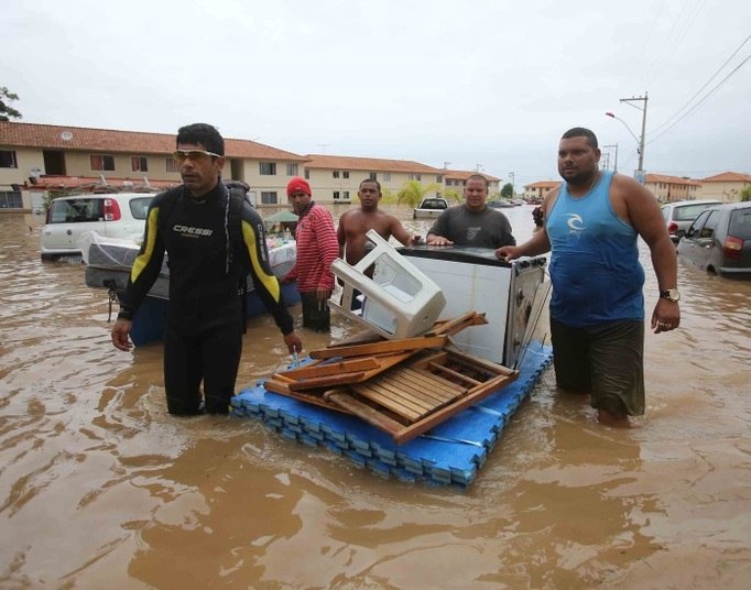 Moradores tentavam recuperar seus pertences como móveis...