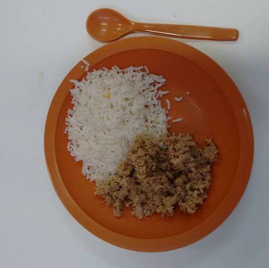 Por isso, algumas escolas oferecem merenda seca, que não precisa de preparação e não estraga com facilidade, informou a secretaria. Na foto, merenda da Escola Estadual Fernão Dias Paes, na zona oeste