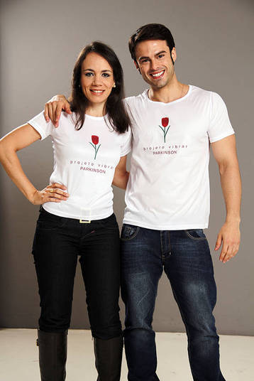 Nas redes sociais, o projeto divulga campanhas de conscientização — além de contar com o apoio de diversas celebridades que ajudam a divulgar a causa. Na foto, Danielle aparece com o padrinho do projeto, o ator Raphael Montagner